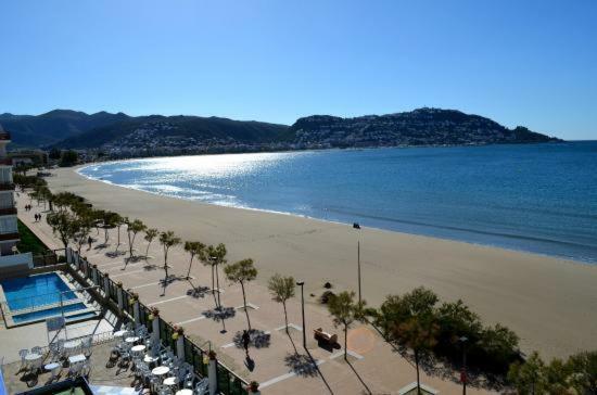 Holidays Penthouse Vues Panoramiques Sur Le Port Naval,Un Sejour Elegant Assure " Wifi Parquing Gratuit 罗萨斯 外观 照片